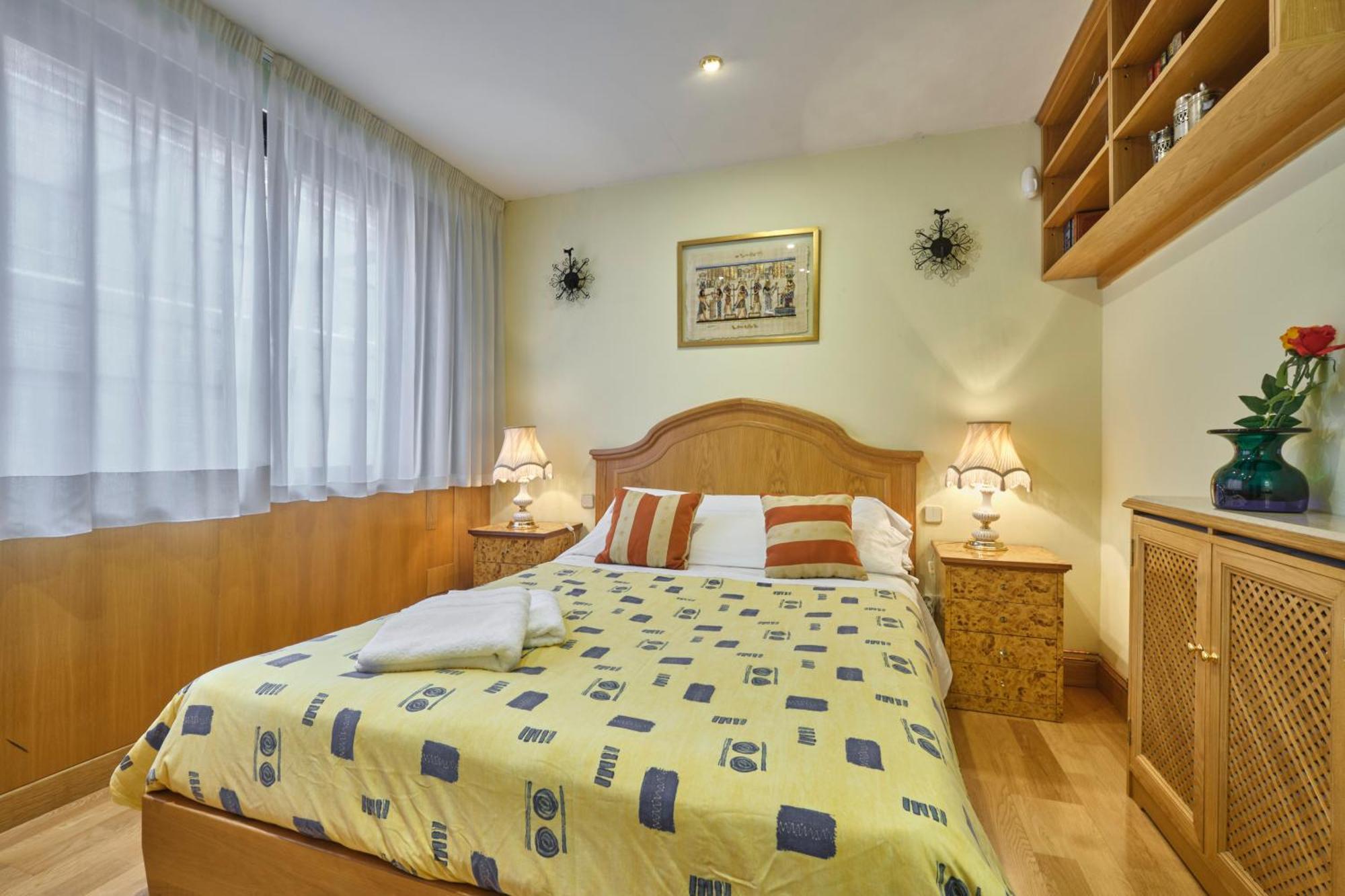 Apartamentos Carlos Madrid Bagian luar foto