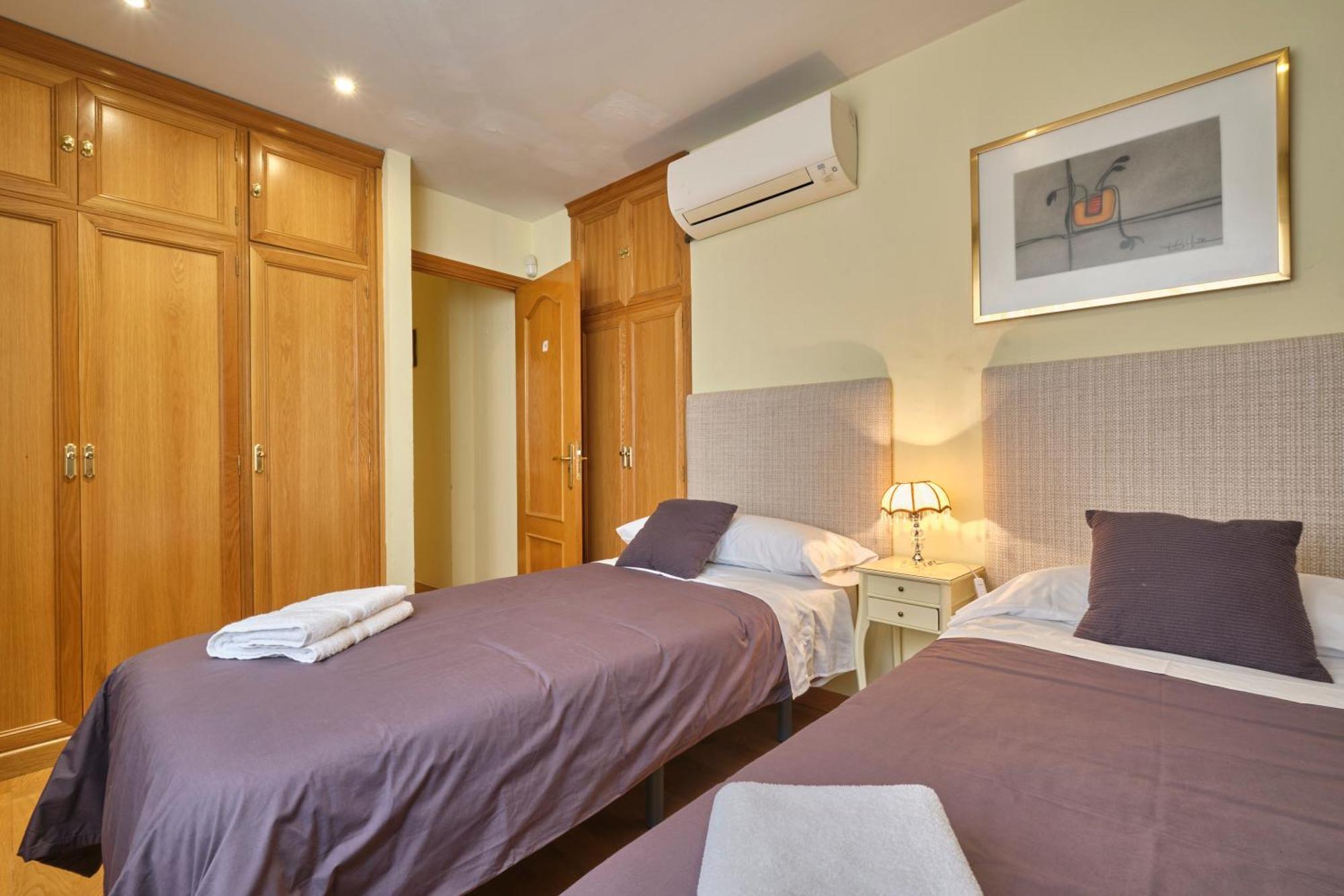 Apartamentos Carlos Madrid Bagian luar foto